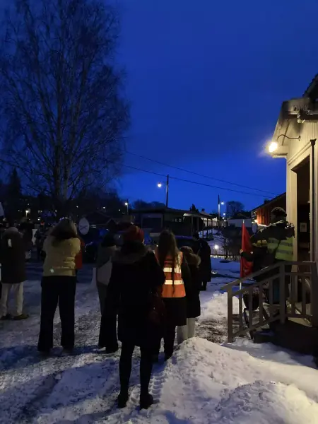 8. mars-toget utenfor Kvinnemuseet.