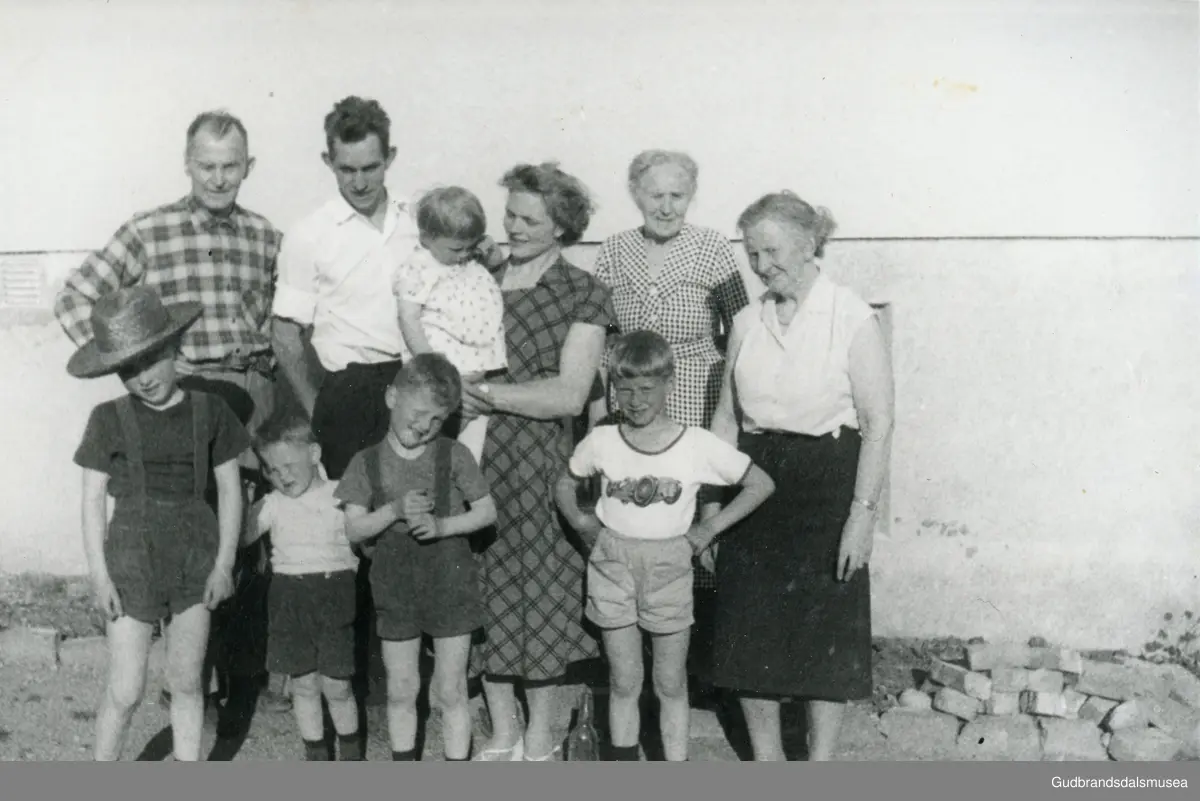 Bak: Lortentz Henschien, Ivar Snerle, Ragnhild og Reidun Raastad, Sigrid Henschien, Marie Dahl.
Framme: Tor-Pål, Erling og Knut Raastad, Morten Randen

Innlånt album fra Knut Raastad, Sande (Nordherad), Vågå. Første eier; Reidun Snerle g. Raastad 1933-2006