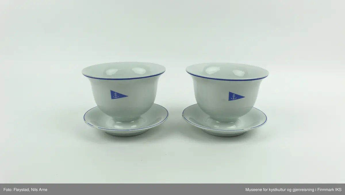 To runde boller med føtter, laget av steingods med hvit glasur.

Bollene har blå dekorlinjer langs de øverste kantene og langs kantene på føttene. Føttene på bollene er formet som tallerkener. Logoen til Statens Havnevesen er stemplet under de øverste dekorlinjene på bollene. På undersiden er det stempel av logoen til Egersunds Fayancefabrik og årstallet "75".