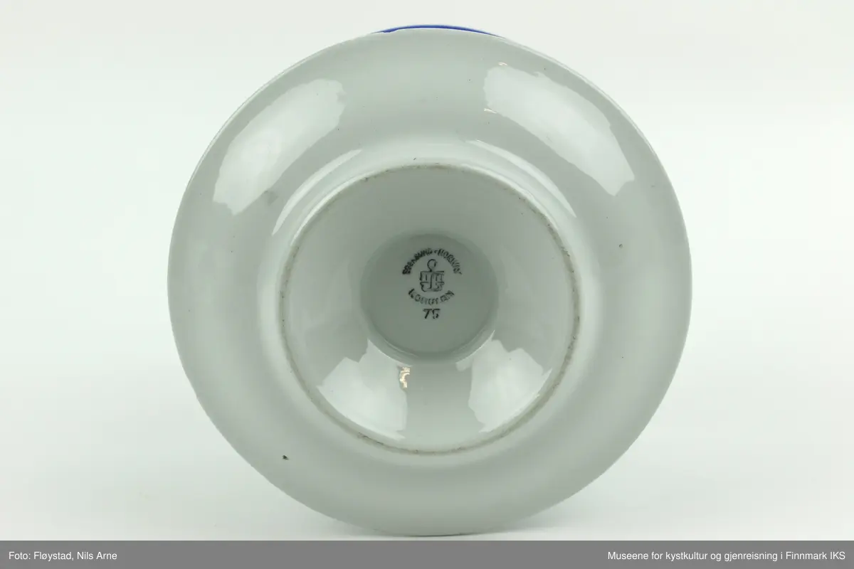 To runde boller med føtter, laget av steingods med hvit glasur.

Bollene har blå dekorlinjer langs de øverste kantene og langs kantene på føttene. Føttene på bollene er formet som tallerkener. Logoen til Statens Havnevesen er stemplet under de øverste dekorlinjene på bollene. På undersiden er det stempel av logoen til Egersunds Fayancefabrik og årstallet "75".