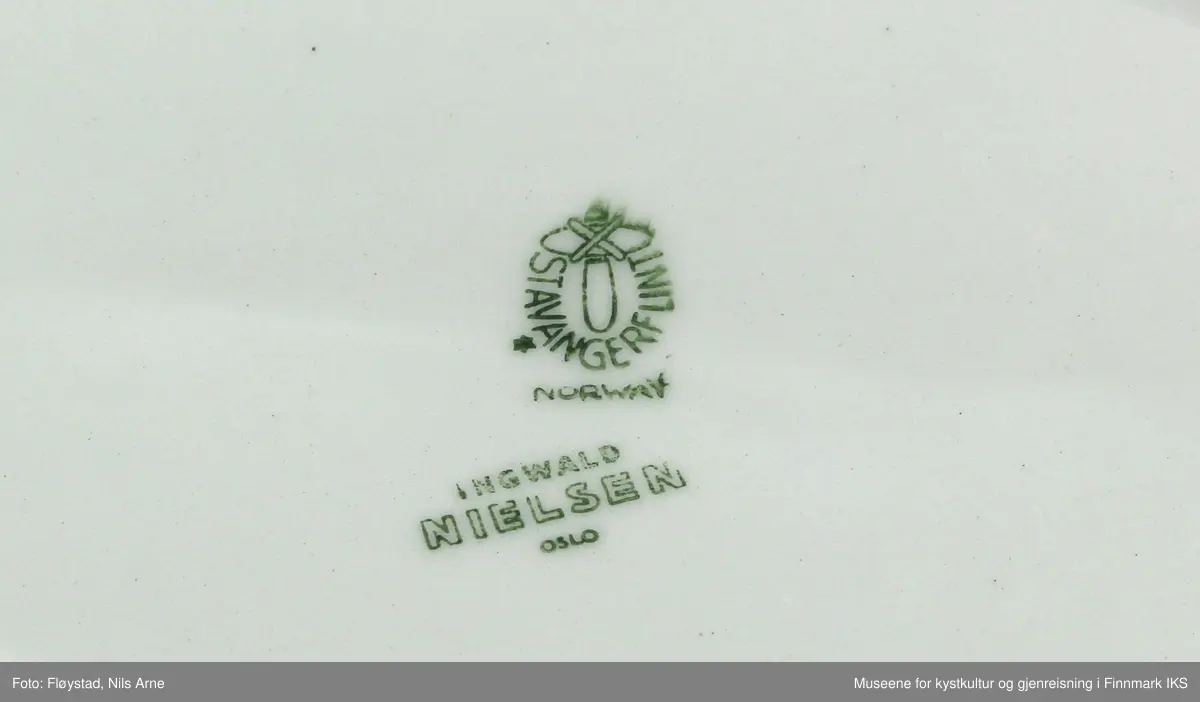Et ovalt serveringsfat laget av fajanse, med hvit glasur. 

Fatet er dekorert med en blå dekorlinje langs kanten. På den ene siden av fatet, under dekorlinjen, er det stempel av logoen til Statens Havnevesen. På undersiden er det stemplet logo til produsenten "Stavangerflint A/S NORWAY" og forhandler "INGWALD NIELSEN OSLO".

Bunnen er ujevn, fatet vipper.