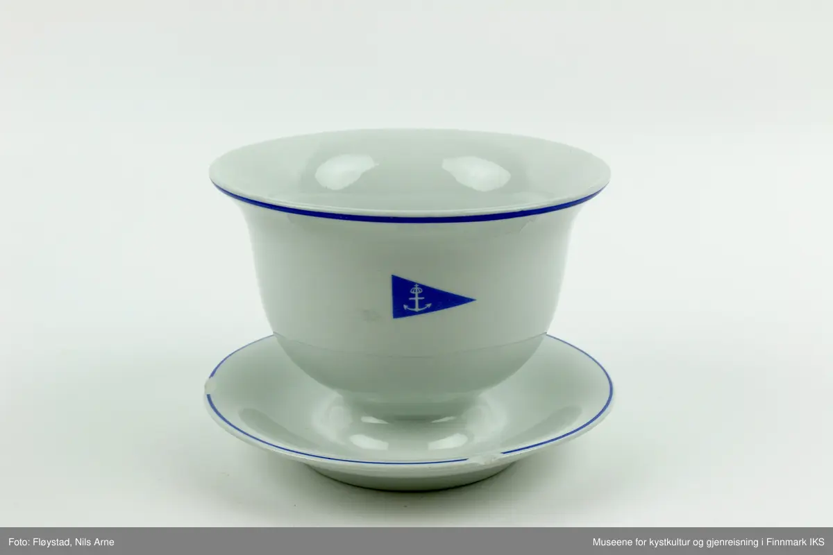 To runde boller med føtter, laget av steingods med hvit glasur.

Bollene har blå dekorlinjer langs de øverste kantene og langs kantene på føttene. Føttene på bollene er formet som tallerkener. Logoen til Statens Havnevesen er stemplet under de øverste dekorlinjene på bollene. På undersiden er det stempel av logoen til Egersunds Fayancefabrik og årstallet "75".