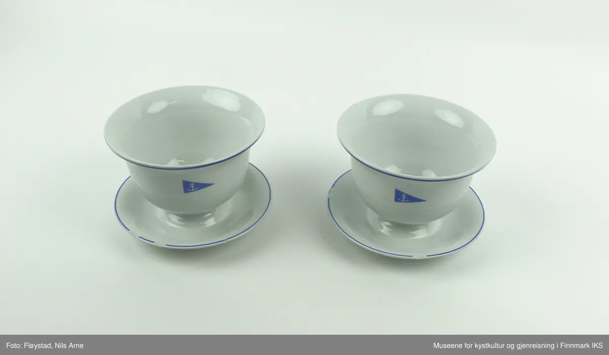 To runde boller med føtter, laget av steingods med hvit glasur.

Bollene har blå dekorlinjer langs de øverste kantene og langs kantene på føttene. Føttene på bollene er formet som tallerkener. Logoen til Statens Havnevesen er stemplet under de øverste dekorlinjene på bollene. På undersiden er det stempel av logoen til Egersunds Fayancefabrik og årstallet "75".