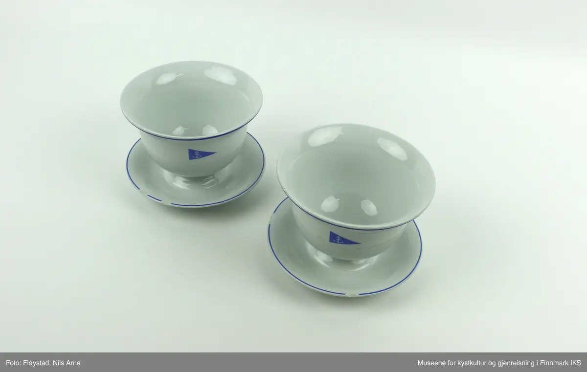 To runde boller med føtter, laget av steingods med hvit glasur.

Bollene har blå dekorlinjer langs de øverste kantene og langs kantene på føttene. Føttene på bollene er formet som tallerkener. Logoen til Statens Havnevesen er stemplet under de øverste dekorlinjene på bollene. På undersiden er det stempel av logoen til Egersunds Fayancefabrik og årstallet "75".
