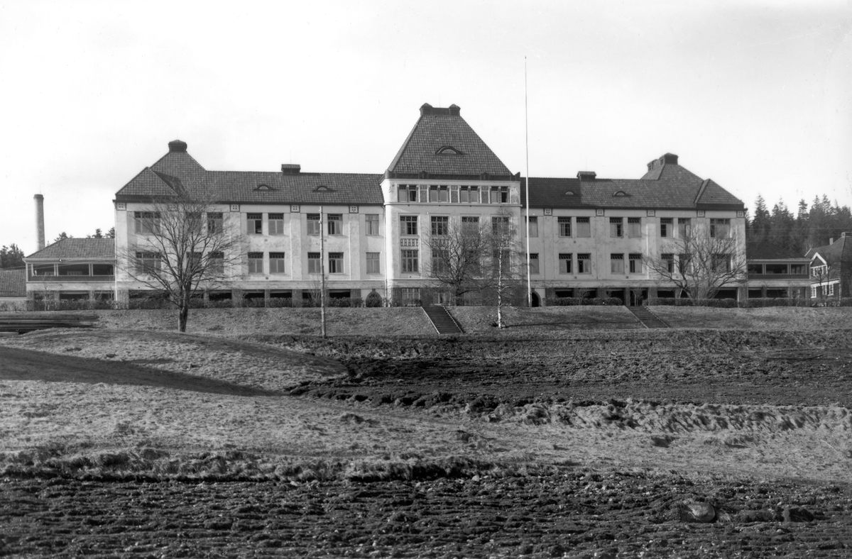 Fagereds Sanatorium, uppfört 1912-1914. 14 fotografier förmodligen tagna av överläkare Victor Steffen. Arkitekt var Rudolf Lange och man hade 96 platser för tuberkolossjuka. På bilderna 4-5, 7 och 13 syns sanatoriet med Obbhults gård till vänster, på vars mark hemmet byggdes. Gården är numera riven. 
Bild 10: Hemmet med maskinhuset till vänster. Bild 4: Högvadsån i förgrunden, sanatoriet och Obbhults gård (bakom björkarna). Bild 3, 8: Vy över landskapet och sanatoriet från en utkiksplats med bänk.