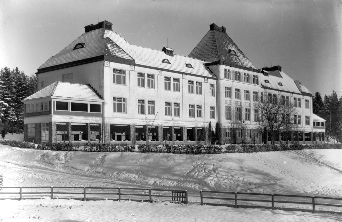 Fagereds Sanatorium, uppfört 1912-1914. 14 fotografier förmodligen tagna av överläkare Victor Steffen. Arkitekt var Rudolf Lange och man hade 96 platser för tuberkolossjuka. På bilderna 4-5, 7 och 13 syns sanatoriet med Obbhults gård till vänster, på vars mark hemmet byggdes. Gården är numera riven. 
Bild 10: Hemmet med maskinhuset till vänster. Bild 4: Högvadsån i förgrunden, sanatoriet och Obbhults gård (bakom björkarna). Bild 3, 8: Vy över landskapet och sanatoriet från en utkiksplats med bänk.