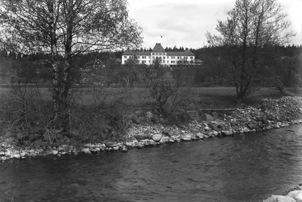 Fagereds Sanatorium, uppfört 1912-1914. 14 fotografier förmodligen tagna av överläkare Victor Steffen. Arkitekt var Rudolf Lange och man hade 96 platser för tuberkolossjuka. På bilderna 4-5, 7 och 13 syns sanatoriet med Obbhults gård till vänster, på vars mark hemmet byggdes. Gården är numera riven. 
Bild 10: Hemmet med maskinhuset till vänster. Bild 4: Högvadsån i förgrunden, sanatoriet och Obbhults gård (bakom björkarna). Bild 3, 8: Vy över landskapet och sanatoriet från en utkiksplats med bänk.