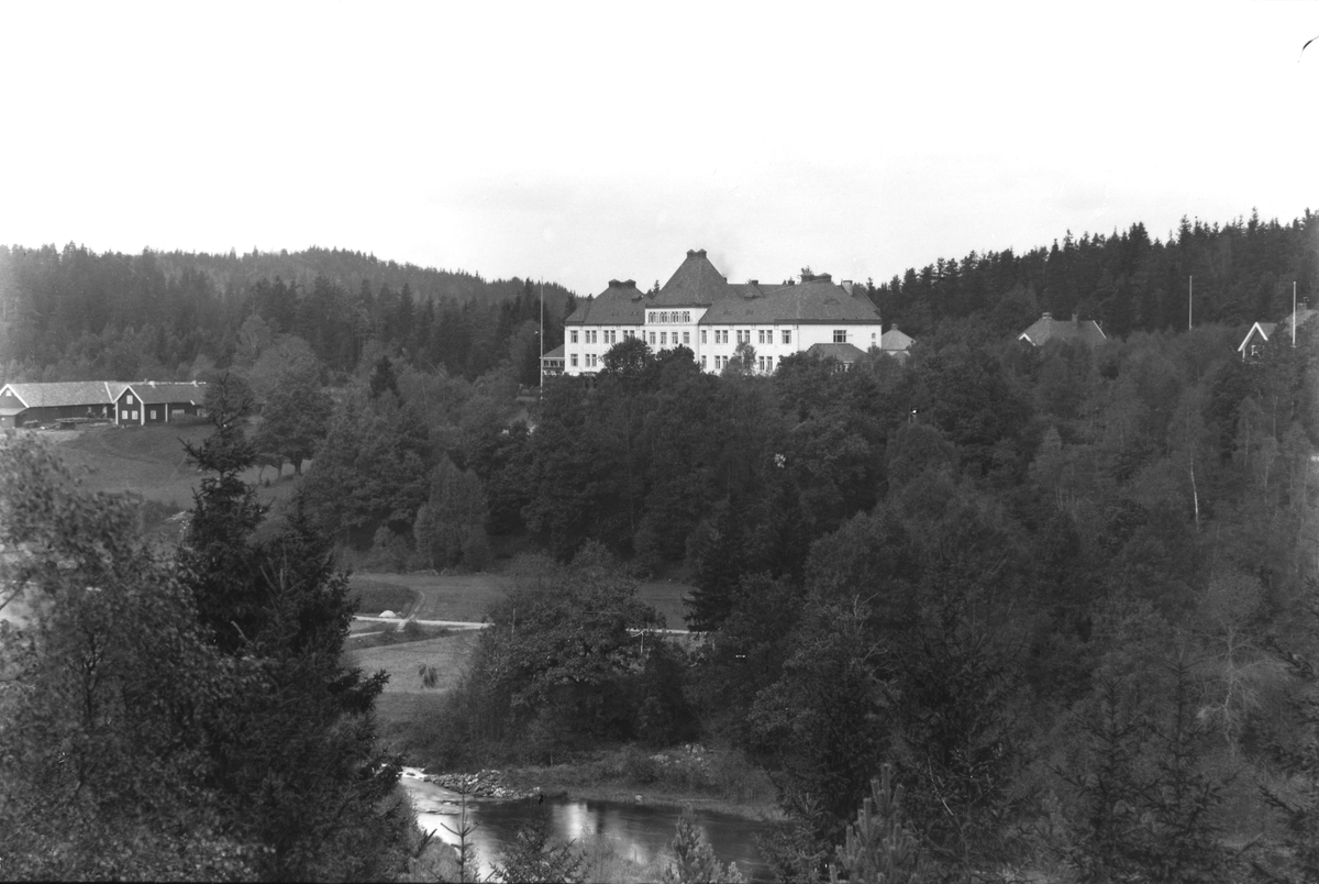 Fagereds Sanatorium, uppfört 1912-1914. 14 fotografier förmodligen tagna av överläkare Victor Steffen. Arkitekt var Rudolf Lange och man hade 96 platser för tuberkolossjuka. På bilderna 4-5, 7 och 13 syns sanatoriet med Obbhults gård till vänster, på vars mark hemmet byggdes. Gården är numera riven. 
Bild 10: Hemmet med maskinhuset till vänster. Bild 4: Högvadsån i förgrunden, sanatoriet och Obbhults gård (bakom björkarna). Bild 3, 8: Vy över landskapet och sanatoriet från en utkiksplats med bänk.