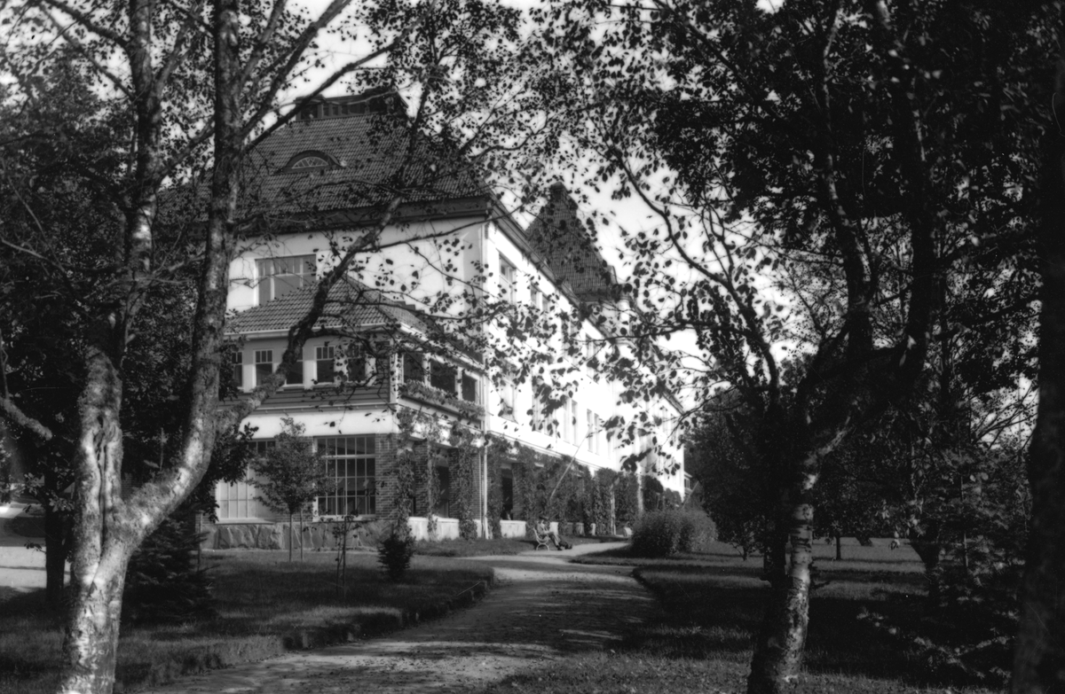 Fagereds Sanatorium, uppfört 1912-1914. 14 fotografier förmodligen tagna av överläkare Victor Steffen. Arkitekt var Rudolf Lange och man hade 96 platser för tuberkolossjuka. På bilderna 4-5, 7 och 13 syns sanatoriet med Obbhults gård till vänster, på vars mark hemmet byggdes. Gården är numera riven. 
Bild 10: Hemmet med maskinhuset till vänster. Bild 4: Högvadsån i förgrunden, sanatoriet och Obbhults gård (bakom björkarna). Bild 3, 8: Vy över landskapet och sanatoriet från en utkiksplats med bänk.