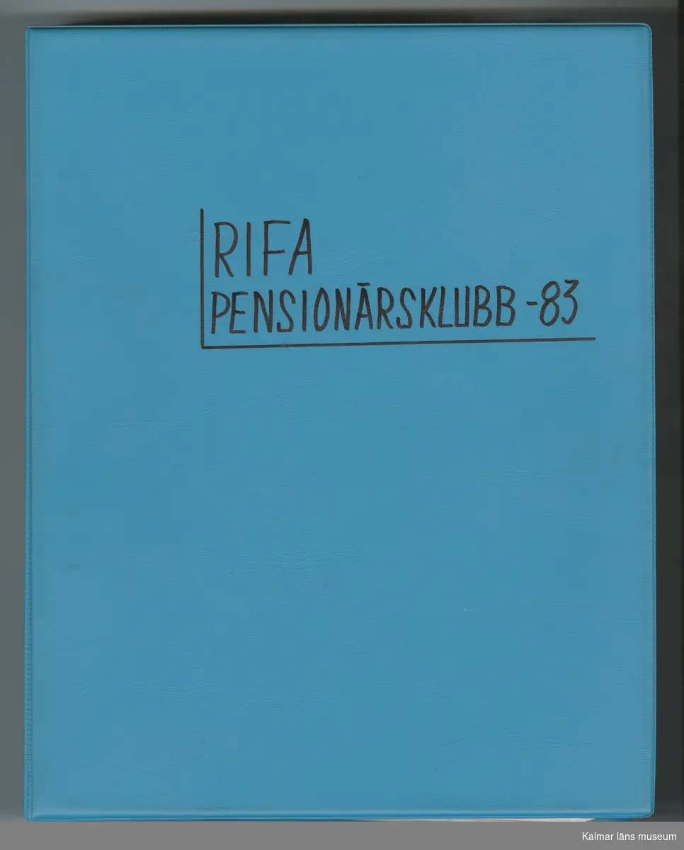 KLM 46772:5. Pärm med arkivalier. En blå plastpärm innehållande diverse handlingar som mötesprotokoll, dagordningar, medlemslistor, inbjudningar till olika aktiviter och möten m.m. På framsidan handskriven text i svart: Rifa Pensionärsklubb-83. På ryggen vitt klistermärke med blå handskriven text: Rifa Pensionärsklubb.