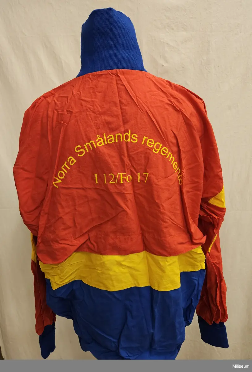 Träningsoverallsjacka med I 12:s emblem på bröstet och text Norra Smålands regemente I 12/Fo 17 på ryggen. Storlek L.