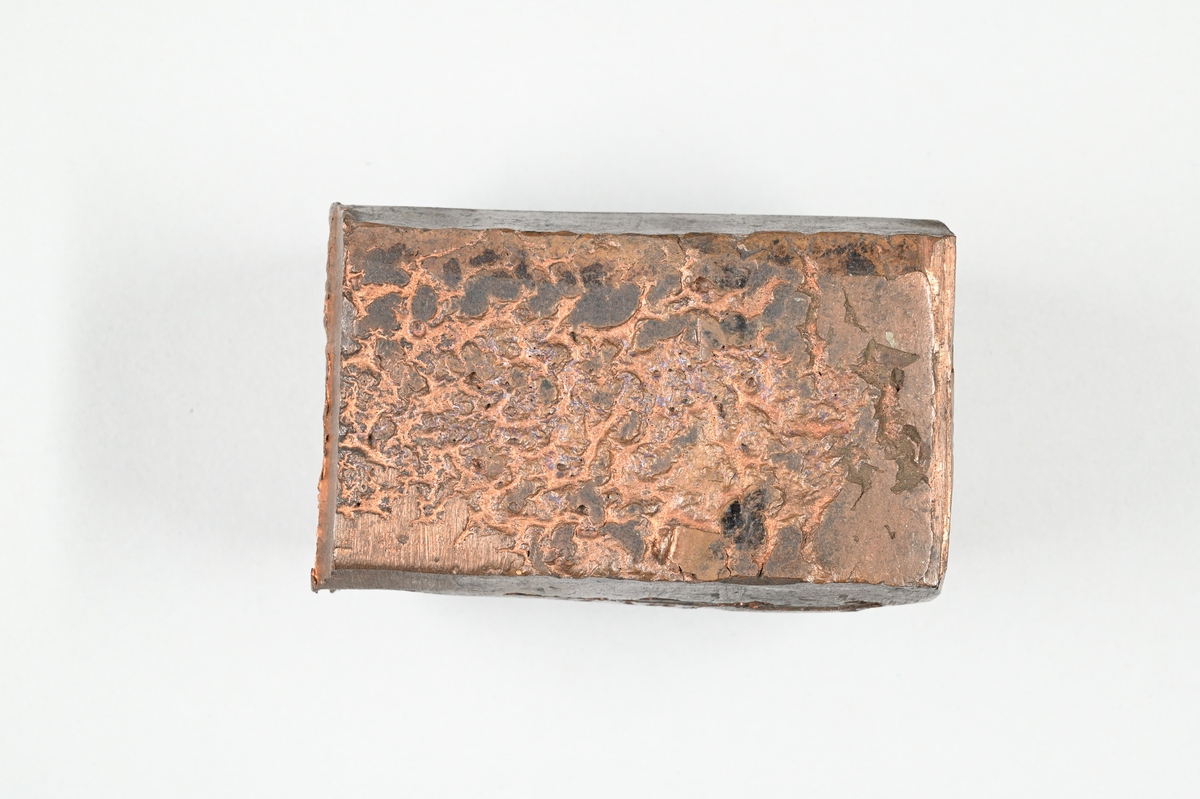 Kopparprov. Tillhörande lapp med notering: "Koppar - raffinerad, från Åtvidaberg. Bergsskolans profboken No. 3248. Profboken den 13 Juni 1881, Adolf Tamm."