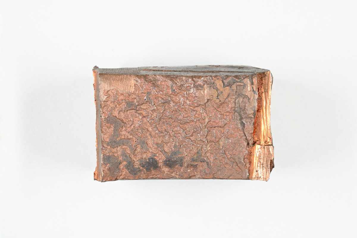 Kopparprov. Tillhörande lapp med notering: "Koppar - raffinerad, från Åtvidaberg. Bergsskolans profboken No. 3248. Profboken den 13 Juni 1881, Adolf Tamm."