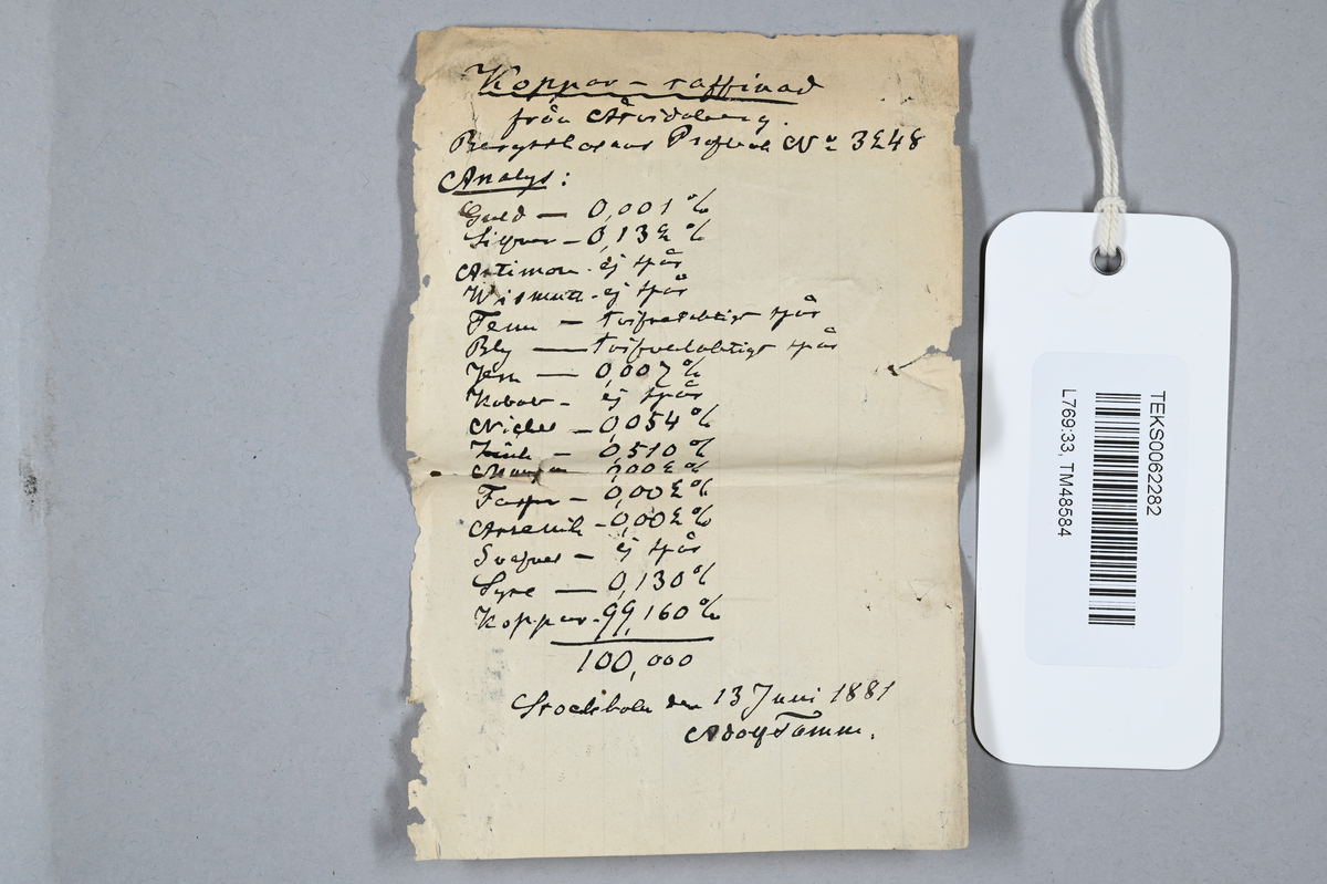 Kopparprov. Tillhörande lapp med notering: "Koppar - raffinerad, från Åtvidaberg. Bergsskolans profboken No. 3248. Profboken den 13 Juni 1881, Adolf Tamm."