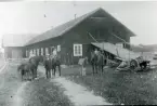 Kila sn.
Familjen Pettersson utanför ekonomibyggnad, 1918.