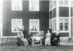 Kila sn, Lånsta.
Familjen Kullberg utanför bostaden, 1915.