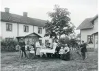 Kila sn, Kivsta.
Kaffestund utanför bostaden, 1915.