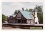 Vy vid Hindås stationshus.Vagnslasttrafiken upphörde fr o m 31 maj 1964 och styckegodshanteringen fr o m 22 maj 1977. Stationen är sedan 1993 fjärrstyrd från Göteborg. Byggd 1908 efter förslag av arkitekt Yngve Rasmussen i Göteborg