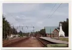 Vy vid Hindås stationshus.Vagnslasttrafiken upphörde fr o m 31 maj 1964 och styckegodshanteringen fr o m 22 maj 1977. Stationen är sedan 1993 fjärrstyrd från Göteborg. Byggd 1908 efter förslag av arkitekt Yngve Rasmussen i Göteborg