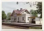 Vy vid Rävlanda. Station anlagd 1893. Vagnslasttrafiken upphörde fr o m 1 oktober 1989. Stationen fjärrstyrs från Göteborg sedan 27 september 1993. Stationshuset kvar, men används nu som utställningslokal