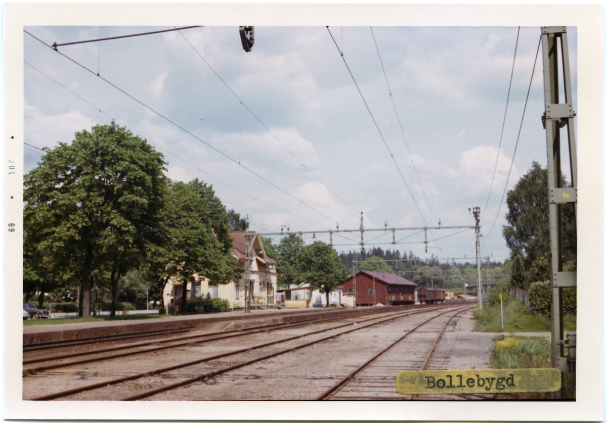 Vy vid Bollebygd. Station anlagd 1893.Stationen avbemannad från 1 juni 1975. Stationshuset disponeras nu av ett svets- och smidesföretag. Stationen lastplats från 1983-12-08. Numera finns endast en öppen väntkur för de resande