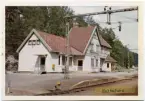 Vy vid Hultafors. Stationen anlades 1893. Tvåvånings station i korsvirkesstil. Mekanisk växelförregling.Till att börja med fanns här en inofficiell hållplats, 1896 officiellt en håll- och lastplats med en mindre träbyggnad. 1908 uppfördes ett nytt tvåvånings stationshus i korsvirkesstil och godsmagasinet tillbyggdes. Det nya stationshuset är ritat av arkitekt Yngve Rasmussen från Göteborg.Stationen avbemannad fr 23 maj 1971, då godstrafiken nedlades. Fr o m 16 juni 1980 indrogs även uppehållen för persontågen. Stationshuset blev efter avbemanningen personalbostad åt Hultafors Hälsocenter. 1986 övertogs det av Hultafors intresse- och bygdegårdsförening, som nu återställer byggnaden till ursprungligt skick.