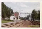 Vy vid Hultafors. Stationen anlades 1893. Tvåvånings station i korsvirkesstil. Mekanisk växelförregling.Till att börja med fanns här en inofficiell hållplats, 1896 officiellt en håll- och lastplats med en mindre träbyggnad. 1908 uppfördes ett nytt tvåvånings stationshus i korsvirkesstil och godsmagasinet tillbyggdes. Det nya stationshuset är ritat av arkitekt Yngve Rasmussen från Göteborg.Stationen avbemannad fr 23 maj 1971, då godstrafiken nedlades. Fr o m 16 juni 1980 indrogs även uppehållen för persontågen. Stationshuset blev efter avbemanningen personalbostad åt Hultafors Hälsocenter. 1986 övertogs det av Hultafors intresse- och bygdegårdsförening, som nu återställer byggnaden till ursprungligt skick.