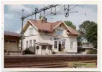 Vy vid Sandared.Stationen anlagd 1893. Stationshuset, en- och enhalvvånings i trä, ombyggdes efter en eldsvåda 1903. Bangården utökades 1946 med ett lastspår. Mekanisk växelförregling. Persontrafiken återupptagen 1995-10-02, två nya plattformar har byggts. Öppnad 1894. i januari 1902 nedbrann stationshuset till grunden, men återuppfördes samma år. 1905 tillkom hävstångsställverk. 1913 tillbyggdes godsmagasinet. Den 15 mars 1952 brinner godsmagasinet ned, men byggdes upp. Vagnslasttrafiken nedlagd fr o m 1 oktober 1989. Persontågsuppehållen indrogs fr o m 28 maj 1989 och bemanningen upphörde normalt den 29 maj 1970. Från 1993 fjärrstyrs stationen från Göteborg. Stationshus och godsmagasin disponeras nu av ett fasadrenoveringsföretag .