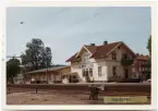 Vy vid Sandared.Stationen anlagd 1893. Stationshuset, en- och enhalvvånings i trä, ombyggdes efter en eldsvåda 1903. Bangården utökades 1946 med ett lastspår. Mekanisk växelförregling. Persontrafiken återupptagen 1995-10-02, två nya plattformar har byggts. Öppnad 1894. i januari 1902 nedbrann stationshuset till grunden, men återuppfördes samma år. 1905 tillkom hävstångsställverk. 1913 tillbyggdes godsmagasinet. Den 15 mars 1952 brinner godsmagasinet ned, men byggdes upp. Vagnslasttrafiken nedlagd fr o m 1 oktober 1989. Persontågsuppehållen indrogs fr o m 28 maj 1989 och bemanningen upphörde normalt den 29 maj 1970. Från 1993 fjärrstyrs stationen från Göteborg. Stationshus och godsmagasin disponeras nu av ett fasadrenoveringsföretag .