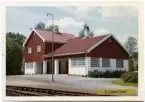 Vy vid Sjömarken. Stationen byggd 1913.Det anlades också en park- och badanläggning, driven av GBJ,Göteborg-Borås Järnväg fram till 1936, då den såldes till Borås stad. Persontrafiken nedlades fr o m 12 maj 1968 och godstrafiken fr o m 1 september 1974. Växeln till stickspåret borttogs i december 1975