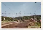 Vy vid Gånghester. Stationhuste byggdes 1917 enligt arkitekten Rudolf Lagne, Göteborg ritningar. Nya expeditionslokaler tillbyggdes 1948. Elektriskt ställverk