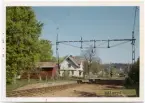 Vy vid Målryd. Station anlagd 1902. enligt ritningar av arkitekt TJ Folcke, Göteborg.Tvåvånings stationshus i trä. Expeditionslokaler och väntsal moderniserades 1942-43. Mekanisk växelförregling