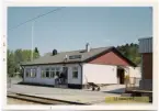 Vy vid Limmared. Stationshuset toligen byggt mellan 1964-1966 efter  SJ Arkitekskontors Stockholms ritningar.