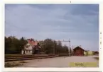 Vy vid Horda.Stationshus byggt 1902. enligt ritningar av arkitekt TJ Folcke, Göteborg, Tvåvånings stationshus i trä. renoverades 1947. Mekanisk växelförregling.