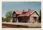 Vy vid Hjortsberga.Station byggd 1904 enligt ritningar av arkitekt TJ Folcke, Göteborg. En- och enhalvvånings stationshus byggt i vinkel, helt oloika övriga BAJ-stationshus Borås - Alvesta Järnväg. Mekanisk växelförregling