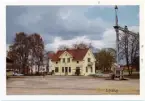 Vy vid Ljung. Station från 1863. Trästationshus i två våningar. 1924 nytt stationshus byggt enligt arkitekt L Kernuant. Det gamla huset revs, men byggdes upp som privatvilla ett par hundra meter från dess gamla plats. Det nya huset var av trä med putsad fasad. Stationen avbemannad från 28 maj 1978. Stationshuset uthyrs. En enkel väntkur finns på plattformen. Station anlagd 1898. Mekanisk växelförregling