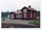 Vy vid Torpåkra station. Hette tidigare ÖNA. Hållplats anlagd 1906. Vaktstuga bestående av en banvaktsstuga, ev. från Säryd, uppfördes av arkitekt L Kernuant. Den tillbyggdes 1926. Stugan finns 1988 kvar.Hållplats anlagd 1904. Envånings byggnad i trä. Mekanisk växelförregling