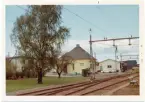 Vy vid Kinnahult. Namnet var tidigare KÄLLÄNG. Station anlagd 1918. Envånings stationshus byggt 1919 enligt Harald Söderberg, Varberg , putsat och med toppigt tak. Mekanisk växelförregling