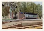 Vy vid Kinna. Station anlagd 1880. En- och enhalvvånings stationshus i trä. Stationshuset har utökats genom en tillbyggnad mot söder. Mekanisk växelförregling med elektrisk kontroll. Det gamla stationshuset rivet i augusti 1966, Nytt stationshus taget i bruk juli 1966. Byggt strax söder om det gamla.  stationshuset har öppnats restaurang Herr Ober i februari 2012.