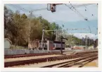 Vy vid Kinna. Station anlagd 1880. En- och enhalvvånings stationshus i trä. Stationshuset har utökats genom en tillbyggnad mot söder. Mekanisk växelförregling med elektrisk kontroll. Det gamla stationshuset rivet i augusti 1966, Nytt stationshus taget i bruk juli 1966. Byggt strax söder om det gamla.  stationshuset har öppnats restaurang Herr Ober i februari 2012.