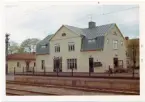 Vy vid Skene.Station anlagd 1880. Stationshus i två våningar byggt i tegel gult, putsat hus byggt 1914 av arkitekt Harald Söderberg, Varberg. Mindre inre ombyggnad 1915, och 1950 renoverades fastigheten.För resenärerna finns en hållplats med plastkur alldeles norr om stationshuset Elektrisk växelförregling