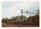 Vy vid Skene.Station anlagd 1880. Stationshus i två våningar byggt i tegel gult, putsat hus byggt 1914 av arkitekt Harald Söderberg, Varberg. Mindre inre ombyggnad 1915, och 1950 renoverades fastigheten.För resenärerna finns en hållplats med plastkur alldeles norr om stationshuset Elektrisk växelförregling