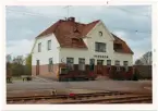 Vy vid Berghem.Trafikplats anlagd 1918. Tvåvånings putsad stationsbyggnad byggt enligt ritningar av arkitekt Harald Söderberg, Varberg. Elektrisk växelförregling anordnad 1945 . Privatägt, välbevarat hus i 1 1/2 plan med stationsnamnsskylt på spårsidan.Resenärerna hänvisas i dag till en hållplats med plastkur strax söder om stationshuset.Både hållplatsen och stationshuset ligger på spårets västra sida.