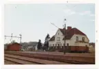 Vy vid Berghem.Trafikplats anlagd 1918. Tvåvånings putsad stationsbyggnad byggt enligt ritningar av arkitekt Harald Söderberg, Varberg. Elektrisk växelförregling anordnad 1945 . Privatägt, välbevarat hus i 1 1/2 plan med stationsnamnsskylt på spårsidan.Resenärerna hänvisas i dag till en hållplats med plastkur strax söder om stationshuset.Både hållplatsen och stationshuset ligger på spårets västra sida.