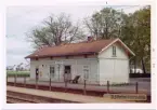 Vy vid Björketorp. Station anlagd 1880. Stationshus i trä byggt enligt arkitekt Harald Söderbergs, Varberg. 1997 gult, 2008 ljust blågrått. Till salu 1998. Elektrisk växelförregling.