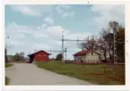 Vy vid Björketorp. Station anlagd 1880. Stationshus i trä byggt enligt arkitekt Harald Söderbergs, Varberg. 1997 gult, 2008 ljust blågrått. Till salu 1998. Elektrisk växelförregling.