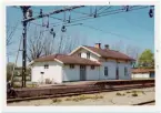 Vy vid Derome. Hette tidigare ÅSBRO. Trafikplats anlagd 1890. Envånings stationshus i trä byggt 1880, sammanbyggt med godsmagasinet. Bostadslägenheten reparerades 1943. Elektrisk växelförregling