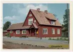 Vy vid Rångedala. Håll- och lastplats öppnad 1917. En- och enhalvvånings stationshus i trä, byggt i vinkel enligt Rudolf Lange, Göteborg. Avbemannades 1969. Vagnslasttrafiken nedlagd 1973. Stationshuset auktionerades bort 1971 och ersattes av en öppen väntkur. Hållplatsen lades ned när trafiken upphörde 1 juni 1985. Trafikplats öppnad 1917. Expeditionslokalerna tillbyggdes 1940