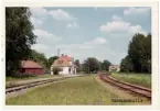 Vy vid Varnumskulle. Station anlagd 1917. Stationshus i en och en halv våning, putsat byggt enligt Arkitekt Rudolf Lange, Göteborg. Vattentorn i tegel fanns här. Stationen avbemannades 1961. Stationshuset utbjöds till försäljning 1973. En öppen väntkur uppfördes nära det söder om stationshuset belägna godsmagasinet. Trafiken upprätthölls till banans nedläggning 1985. Trafikplats anlagd 1917