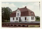 Vy vid Hökerum. Station öppnad 1917. En- och enhalvvånings putsad stationsbyggnad, Arkitekt Rudolf Lange, Göteborg. 1918 byggde lantmannaföreningen ett godsmagasin. Styckegodstrafiken nedlades 1975, och samtidigt indrogs bemanningen. Väntkur uppsattes ej. Persontrafik till nedläggningen 1985. Viss godstrafik Ulricehamn - Hökerum fortsatte t o m 1 mars 1986